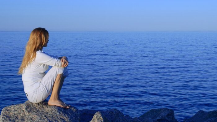 5 Things To Help When Life Gets Shitty And Your Inner Peace Is Gone 1 Women beside ocean